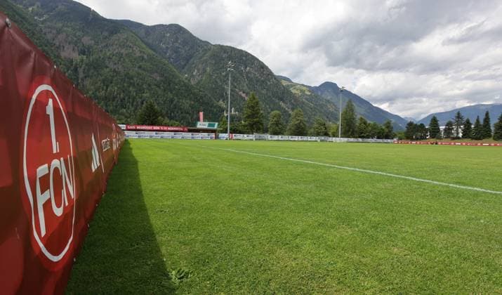 13.07.2025 - Fussball - 2. Fussball-Bundesliga - Saison 2025 2026 - 1. FC Nürnberg FCN Club - Trainingslager Sommer Sommertrainingslager Gais - Bruneck - Südtirol - Zink DaMa - xdaxmax - Symbolbild Symbolfoto Feature Impression - Sportplatz Trainingsplatz Fußballplatz Gais