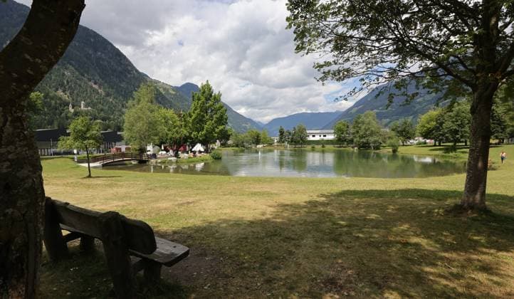 13.07.2025 - Fussball - 2. Fussball-Bundesliga - Saison 2025 2026 - 1. FC Nürnberg FCN Club - Trainingslager Sommer Sommertrainingslager Gais - Bruneck - Südtirol - Zink DaMa - xdaxmax - Symbolbild Symbolfoto Feature Impression - Badesee See Baggalocke neben - Sportplatz Trainingsplatz Fußballplatz Gais