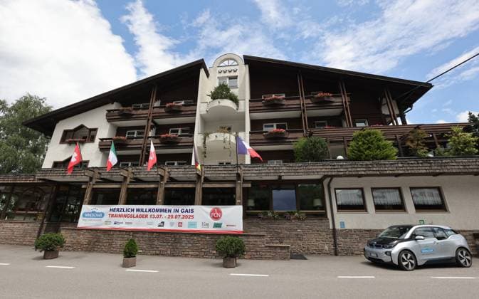 13.07.2025 - Fussball - 2. Fussball-Bundesliga - Saison 2025 2026 - 1. FC Nürnberg FCN Club - Trainingslager Sommer Sommertrainingslager Gais - Bruneck - Südtirol - Zink DaMa - xdaxmax - Symbolbild Symbolfoto Feature Impression - Mannschaftshotel Teamhotel - Außenansicht - Hotel Windschar