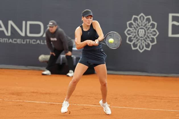 GER, Hamburg, xFSx, ATP250 Frauen-Tennistunier Qualifikationsrunde , MSC Hamburg Ladies Open 2025, 13.07.2025 Carlota Martinez Cirez (ESP), Anna Petkovic (GER) v.l., Anna Petkovic (GER) spielt eine Rueckhand Copyright: HMBxMedia FernandoxSoares