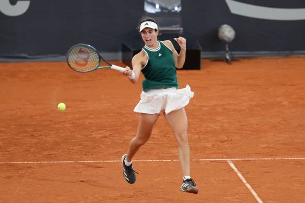 GER, Hamburg, xFSx, ATP250 Frauen-Tennistunier Qualifikationsrunde , MSC Hamburg Ladies Open 2025, 13.07.2025 Carlota Martinez Cirez (ESP), Anna Petkovic (GER) v.l., Carlota Martinez Cirez (ESP) spiel eine Vorhand Copyright: HMBxMedia FernandoxSoares