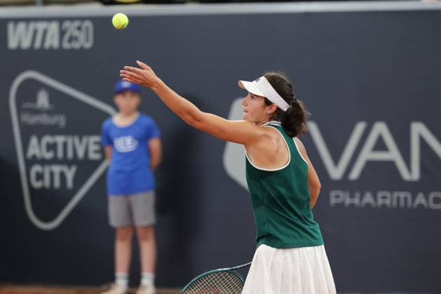 GER, Hamburg, xFSx, ATP250 Frauen-Tennistunier Qualifikationsrunde , MSC Hamburg Ladies Open 2025, 13.07.2025 Carlota Martinez Cirez (ESP), Anna Petkovic (GER) v.l., Carlota Martinez Cirez (ESP) macht einen Aufschlag Copyright: HMBxMedia FernandoxSoares