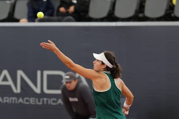 GER, Hamburg, xFSx, ATP250 Frauen-Tennistunier Qualifikationsrunde , MSC Hamburg Ladies Open 2025, 13.07.2025 Carlota Martinez Cirez (ESP), Anna Petkovic (GER) v.l., Carlota Martinez Cirez (ESP) macht einen Aufschlag Copyright: HMBxMedia FernandoxSoares