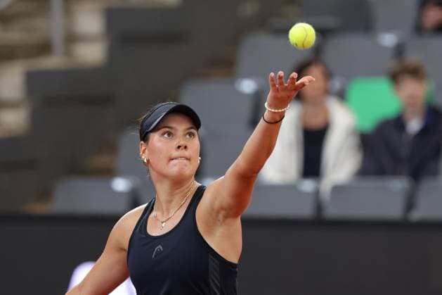 GER, Hamburg, xFSx, ATP250 Frauen-Tennistunier Qualifikationsrunde , MSC Hamburg Ladies Open 2025, 13.07.2025 Carlota Martinez Cirez (ESP), Anna Petkovic (GER) v.l., Anna Petkovic (GER) macht einen Aufschlag Copyright: HMBxMedia FernandoxSoares