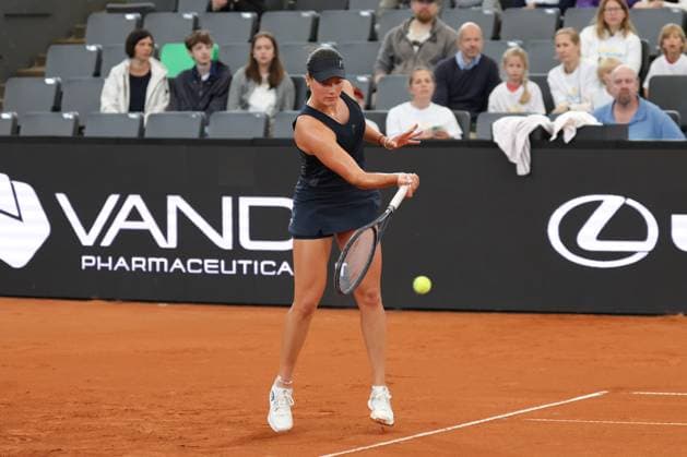 GER, Hamburg, xFSx, ATP250 Frauen-Tennistunier Qualifikationsrunde , MSC Hamburg Ladies Open 2025, 13.07.2025 Carlota Martinez Cirez (ESP), Anna Petkovic (GER) v.l., Anna Petkovic (GER) spiel eine Vorhand Copyright: HMBxMedia FernandoxSoares