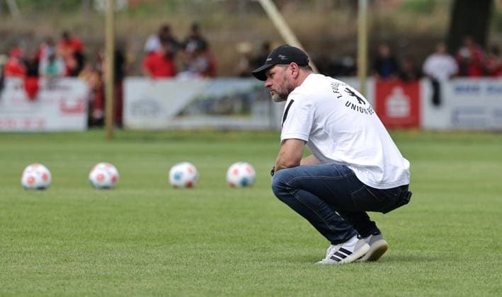Sport Bilder des Tages Trainer Steffen Baumgart testet den Rasen Fußball Fussball Testspiel 1.Bundesliga Herren DFL Saison 2025 2026 13.07.2025 Grün Weiss Ahrensfelde vs 1.FC Union Berlin FCU DFL regulations prohibit any use of photographs as image sequences and or quasi-video. *** Coach Steffen Baumgart tests the turf Sport Football Soccer Soccer Test Match 1 Bundesliga Men DFL Season 2025 2026 13 07 2025 Grün Weiss Ahrensfelde vs 1 FC Union Berlin FCU DFL regulations prohibit any use of photographs as image sequences and or quasi video