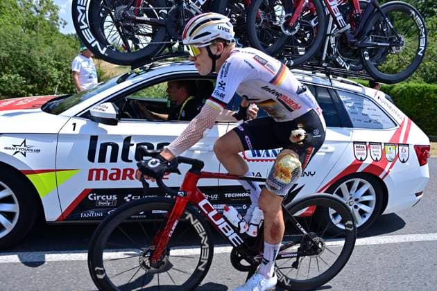 Tour de France 2025 Stage 9 CHATEAUROUX, FRANCE - JULY 13 : Zimmermann Georg (GER) of Intermarche - Wanty at the team car after his crash during stage 9 of the 112th edition of Tour de France an UCI World Tour 2.UWT cycling road race stage for Men Elite of 170 km with start in Chinon and finish in Chateauroux on July 13, 2025 in Chateauroux, France, 13 07 2025 ( Motordriver Kenny Verfaillie - Chateauroux France  Copyright: xPetexGodingx