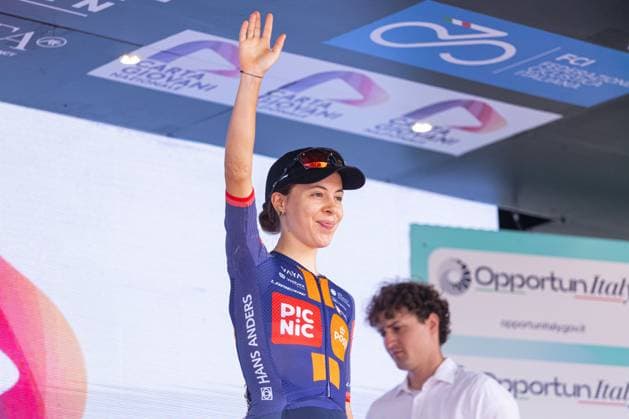 Eleonora Ciabocco winning the Best Young Italian Prize during Giro d Italia Women - Stage 8 - Forli Imola, Giro d Italia race in Imola, Italy, July 13 2025  Copyright: xTommasoxBerardi IPAxSportx xipa-agency.netx xx IPA_60334816 IPA_Agency_IPA60334816