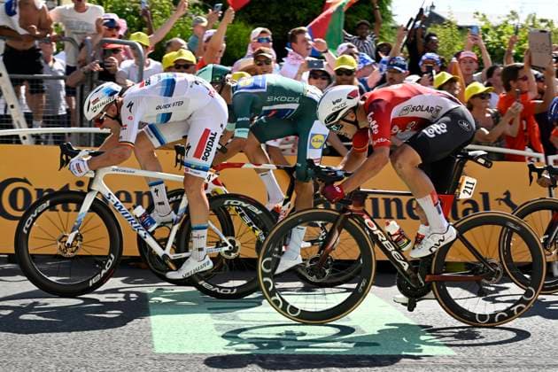 Tour de France 2025 Stage 9 CHATEAUROUX, FRANCE - JULY 13 : Merlier Tim (BEL) of Soudal Quick-Step wins, second place for Milan Jonathan (ITA) of Lidl - Trek, third place for De Lie Arnaud (BEL) of Lotto during stage 9 of the 112th edition of Tour de France an UCI World Tour 2.UWT cycling road race stage for Men Elite of 170 km with start in Chinon and finish in Chateauroux on July 13, 2025 in Chateauroux, France, 13 07 2025 ( Motordriver Kenny Verfaillie - Chateauroux France  Copyright: xJanxDexMeuleneirx