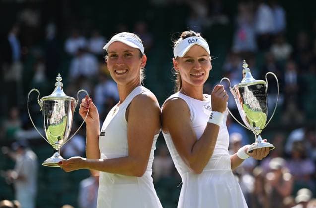 Sport Bilder des Tages (250713) -- LONDON, July 13, 2025 -- Veronika Kudermetova Elise Mertens (L) celebrate with their trophies during the awarding ceremony after the women s doubles final between Hsieh Su-Wei (Chinese Taipei) Jelena Ostapenko (Latvia) and Veronika Kudermetova (Russia) Elise Mertens (Belgium) at the Wimbledon Tennis Championships in London, Britain, July 13, 2025. ) (SP)BRITAIN-LONDON-TENNIS-WIMBLEDON-WOMEN S DOUBLES-FINAL LixYing 