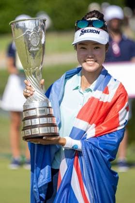 GRACE KIM ALMUNDI EVIAN CHAMPIONSHIP PHOTOPQR LE DAUPHINE Grégory YETCHMENIZA ; Évian-les-Bains ; 13 07 2025 ; Évian-les-Bains (Haute-Savoie),13 juillet. 2025 THE ALMUNDI EVIAN CHAMPIONSHIP sur notre photo : Grace Kim remporte le tournoi devant Jeeno Thitikul. Grégory Yetchmeniza Le Dauphiné Libéré