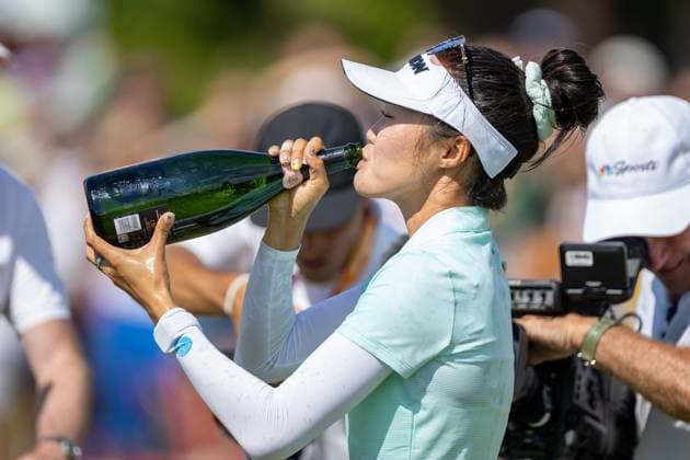 GRACE KIM ALMUNDI EVIAN CHAMPIONSHIP PHOTOPQR LE DAUPHINE Grégory YETCHMENIZA ; Évian-les-Bains ; 13 07 2025 ; Évian-les-Bains (Haute-Savoie),13 juillet. 2025 THE ALMUNDI EVIAN CHAMPIONSHIP sur notre photo : Grace Kim remporte le tournoi devant Jeeno Thitikul. Grégory Yetchmeniza Le Dauphiné Libéré