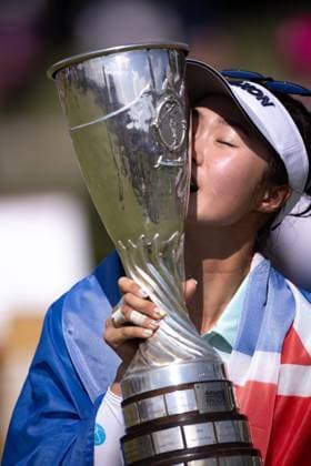 GRACE KIM ALMUNDI EVIAN CHAMPIONSHIP PHOTOPQR LE DAUPHINE Grégory YETCHMENIZA ; Évian-les-Bains ; 13 07 2025 ; Évian-les-Bains (Haute-Savoie),13 juillet. 2025 THE ALMUNDI EVIAN CHAMPIONSHIP sur notre photo : Grace Kim remporte le tournoi devant Jeeno Thitikul. Grégory Yetchmeniza Le Dauphiné Libéré