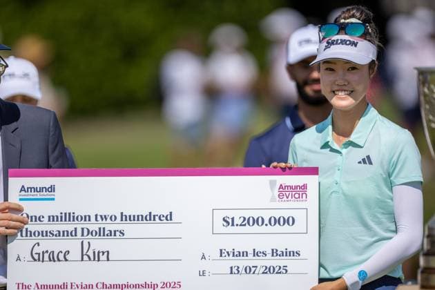 GRACE KIM ALMUNDI EVIAN CHAMPIONSHIP PHOTOPQR LE DAUPHINE Grégory YETCHMENIZA ; Évian-les-Bains ; 13 07 2025 ; Évian-les-Bains (Haute-Savoie),13 juillet. 2025 THE ALMUNDI EVIAN CHAMPIONSHIP sur notre photo : Grace Kim remporte le tournoi devant Jeeno Thitikul. Grégory Yetchmeniza Le Dauphiné Libéré