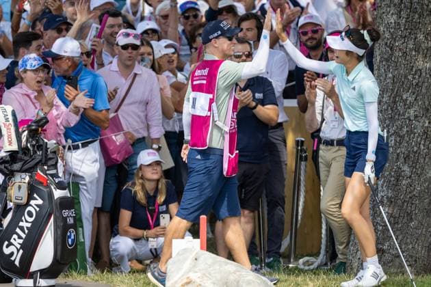 GRACE KIM ALMUNDI EVIAN CHAMPIONSHIP PHOTOPQR LE DAUPHINE Grégory YETCHMENIZA ; Évian-les-Bains ; 13 07 2025 ; Évian-les-Bains (Haute-Savoie),13 juillet. 2025 THE ALMUNDI EVIAN CHAMPIONSHIP sur notre photo : Grace Kim remporte le tournoi devant Jeeno Thitikul. Grégory Yetchmeniza Le Dauphiné Libéré