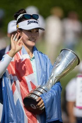 GRACE KIM ALMUNDI EVIAN CHAMPIONSHIP PHOTOPQR LE DAUPHINE Grégory YETCHMENIZA ; Évian-les-Bains ; 13 07 2025 ; Évian-les-Bains (Haute-Savoie),13 juillet. 2025 THE ALMUNDI EVIAN CHAMPIONSHIP sur notre photo : Grace Kim remporte le tournoi devant Jeeno Thitikul. Grégory Yetchmeniza Le Dauphiné Libéré