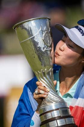 GRACE KIM ALMUNDI EVIAN CHAMPIONSHIP PHOTOPQR LE DAUPHINE Grégory YETCHMENIZA ; Évian-les-Bains ; 13 07 2025 ; Évian-les-Bains (Haute-Savoie),13 juillet. 2025 THE ALMUNDI EVIAN CHAMPIONSHIP sur notre photo : Grace Kim remporte le tournoi devant Jeeno Thitikul. Grégory Yetchmeniza Le Dauphiné Libéré