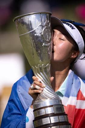 GRACE KIM ALMUNDI EVIAN CHAMPIONSHIP PHOTOPQR LE DAUPHINE Grégory YETCHMENIZA ; Évian-les-Bains ; 13 07 2025 ; Évian-les-Bains (Haute-Savoie),13 juillet. 2025 THE ALMUNDI EVIAN CHAMPIONSHIP sur notre photo : Grace Kim remporte le tournoi devant Jeeno Thitikul. Grégory Yetchmeniza Le Dauphiné Libéré