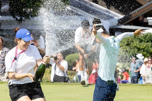 GRACE KIM ALMUNDI EVIAN CHAMPIONSHIP PHOTOPQR LE DAUPHINE Grégory YETCHMENIZA ; Évian-les-Bains ; 13 07 2025 ; Évian-les-Bains (Haute-Savoie),13 juillet. 2025 THE ALMUNDI EVIAN CHAMPIONSHIP sur notre photo : Grace Kim remporte le tournoi devant Jeeno Thitikul. Grégory Yetchmeniza Le Dauphiné Libéré