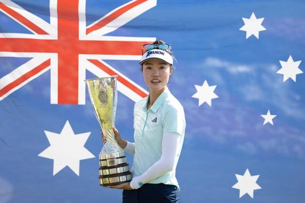 GRACE KIM ALMUNDI EVIAN CHAMPIONSHIP PHOTOPQR LE DAUPHINE Grégory YETCHMENIZA ; Évian-les-Bains ; 13 07 2025 ; Évian-les-Bains (Haute-Savoie),13 juillet. 2025 THE ALMUNDI EVIAN CHAMPIONSHIP sur notre photo : Grace Kim remporte le tournoi devant Jeeno Thitikul. Grégory Yetchmeniza Le Dauphiné Libéré