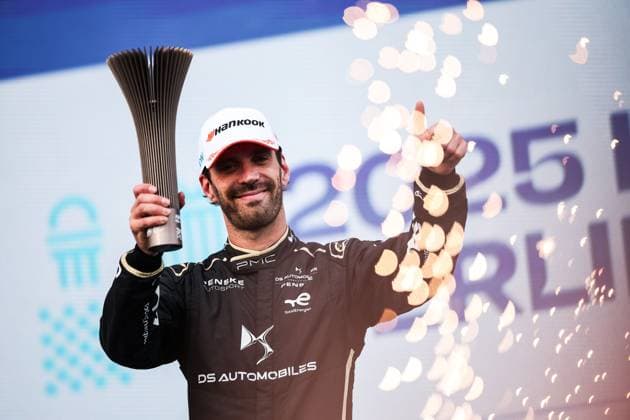 Sport Bilder des Tages 2025 FORMULA E BERLIN ePRIX VERGNE Jean-Eric (fra), DS Penske, DS E-Tense FE25, portrait podium during the Berlin ePrix, 13th and 15th round of the 2024-25 ABB FIA Formula E World Championship, WM, Weltmeisterschaft on the Tempelhof Airport Street Circuit from July 11 to 13, 2025 in Berlin, Germany - BerlinGermany  Copyright: xEricxAlonsox