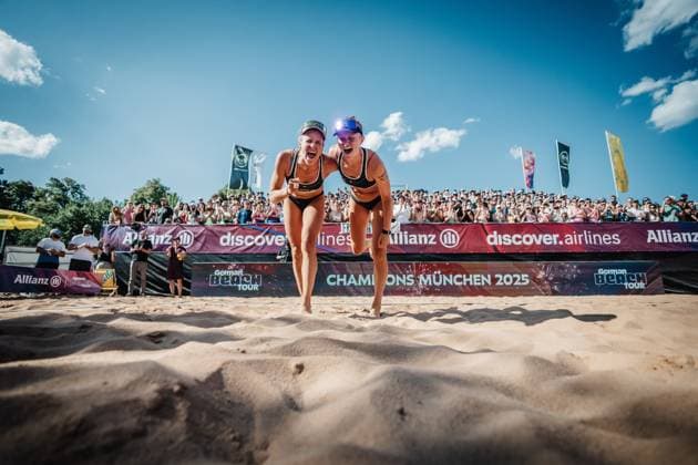 Beachvolleyball Frauen Allianz German Beach Tour 2025 Tourstop München 13.07.2025 v.l. Melanie Paul und Lea Kunst gewinnen das Turiner in München und jubeln München Zentraler Hochschulsport Münche Bayern Deutschland