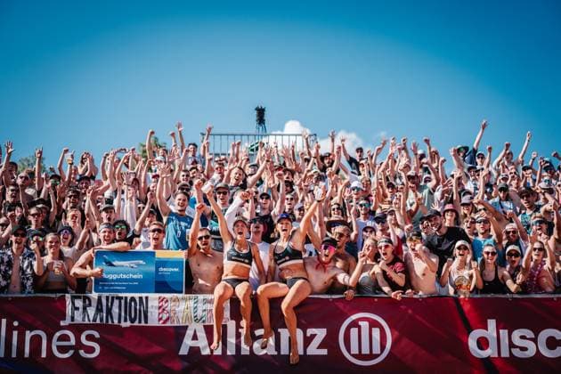 Sport Bilder des Tages Beachvolleyball Frauen Allianz German Beach Tour 2025 Tourstop München 13.07.2025 v.l. Melanie Paul und Lea Kunst gewinnen das Turiner in München und jubeln München Zentraler Hochschulsport Münche Bayern Deutschland