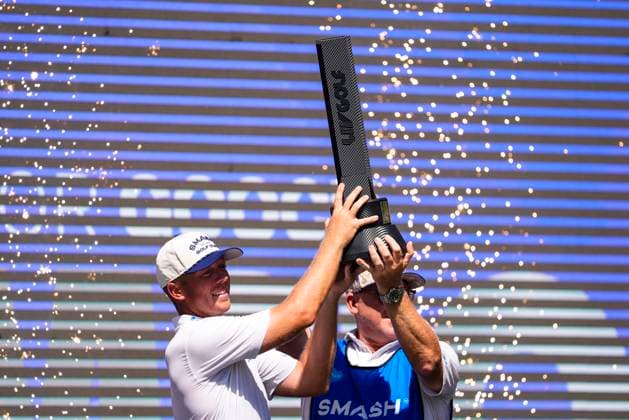 Sport Bilder des Tages July 13, 2025, Cadiz, Cadiz, SPAIN: Talor Gooch of Smash team pose with thopy during the final round of the LIV Golf Andalucia at Golf Club Royal of Valderrama on July 13, 2025 in Cadiz, Spain. Cadiz SPAIN - ZUMAa181 20250713_zaa_a181_012 Copyright: xJoaquinxCorcherox