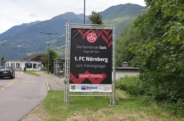 13.07.2025 - Fussball - 2. Fussball-Bundesliga - Saison 2025 2026 - 1. FC Nürnberg FCN Club - Trainingslager Sommer Sommertrainingslager Gais - Bruneck - Südtirol - Zink DaMa - xdaxmax - Symbolbild Symbolfoto Feature Impression - Spruchband Transparent zur Begrüßung des FCN 1. FC Nürnberg an der Ortseinfahrt von Gais