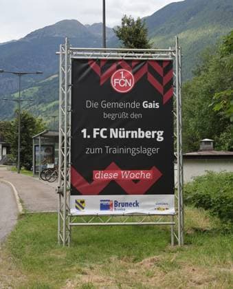 13.07.2025 - Fussball - 2. Fussball-Bundesliga - Saison 2025 2026 - 1. FC Nürnberg FCN Club - Trainingslager Sommer Sommertrainingslager Gais - Bruneck - Südtirol - Zink DaMa - xdaxmax - Symbolbild Symbolfoto Feature Impression - Spruchband Transparent zur Begrüßung des FCN 1. FC Nürnberg an der Ortseinfahrt von Gais