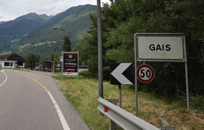 13.07.2025 - Fussball - 2. Fussball-Bundesliga - Saison 2025 2026 - 1. FC Nürnberg FCN Club - Trainingslager Sommer Sommertrainingslager Gais - Bruneck - Südtirol - Zink DaMa - xdaxmax - Symbolbild Symbolfoto Feature Impression - Spruchband Transparent zur Begrüßung des FCN 1. FC Nürnberg an der Ortseinfahrt von Gais