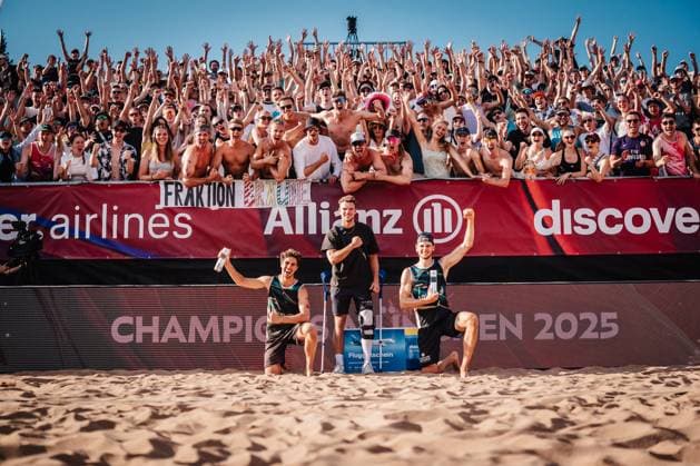 Beachvolleyball Männer Allianz German Beach Tour 2025 Tourstop München 13.07.2025 Die Gewinner des Turniers in München, links Lui Wüst, rechts Paul Henning, in der Mitte der verletzte Daniel Kirchner München Zentraler Hochschulsport Münche Bayern Deutschland