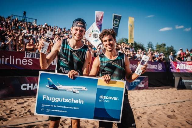 Beachvolleyball Männer Allianz German Beach Tour 2025 Tourstop München 13.07.2025 v.l. Paul Henning und Lui Wüst gewinnen das Turnier in München und jubeln mit den Pokalen München Zentraler Hochschulsport Münche Bayern Deutschland