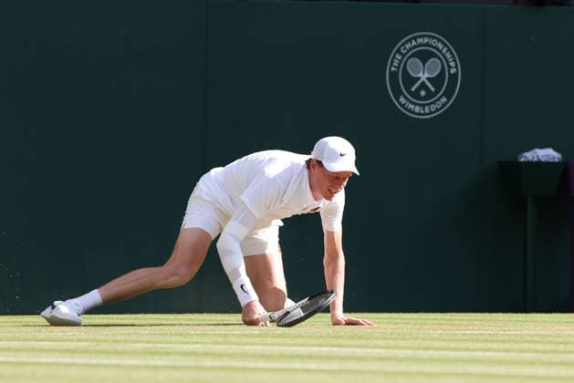 Jannik Sinner (ITA) rutscht aus und stuerzt zu Boden, Endspiel, Final, Herren Einzel, Men s Singles Copyright: xJuergenxHasenkopfx