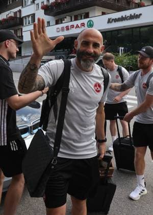 13.07.2025 - Fussball - 2. Fussball-Bundesliga - Saison 2025 2026 - 1. FC Nürnberg FCN Club - Trainingslager Sommer Sommertrainingslager Gais - Bruneck - Südtirol - Zink DaMa - xdaxmax - Javier Pinola (Co-Trainer 1. FC Nürnberg FCN ) kommt am Mannschaftshotel Teamhotel an