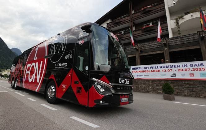 13.07.2025 - Fussball - 2. Fussball-Bundesliga - Saison 2025 2026 - 1. FC Nürnberg FCN Club - Trainingslager Sommer Sommertrainingslager Gais - Bruneck - Südtirol - Zink DaMa - xdaxmax - Mannschaftsbus Teambus des 1. FCN kommt am Mannschaftshotel Teamhotel an