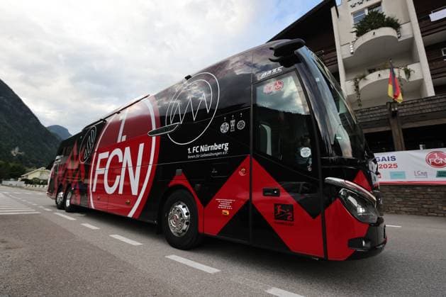 13.07.2025 - Fussball - 2. Fussball-Bundesliga - Saison 2025 2026 - 1. FC Nürnberg FCN Club - Trainingslager Sommer Sommertrainingslager Gais - Bruneck - Südtirol - Zink DaMa - xdaxmax - Mannschaftsbus Teambus des FCN kommt am Mannschaftshotel Teamhotel an