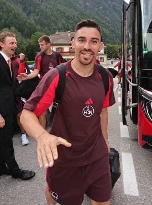 13.07.2025 - Fussball - 2. Fussball-Bundesliga - Saison 2025 2026 - 1. FC Nürnberg FCN Club - Trainingslager Sommer Sommertrainingslager Gais - Bruneck - Südtirol - Zink DaMa - xdaxmax - Danilo Soares (3, 1. FC Nürnberg FCN ) kommt am Mannschaftshotel Teamhotel an