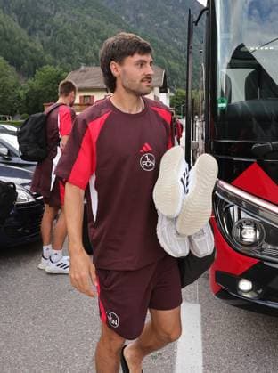 13.07.2025 - Fussball - 2. Fussball-Bundesliga - Saison 2025 2026 - 1. FC Nürnberg FCN Club - Trainingslager Sommer Sommertrainingslager Gais - Bruneck - Südtirol - Zink DaMa - xdaxmax - Tom Baack (5, 1. FC Nürnberg FCN ) kommt am Mannschaftshotel Teamhotel an