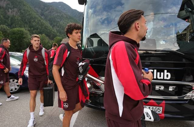 13.07.2025 - Fussball - 2. Fussball-Bundesliga - Saison 2025 2026 - 1. FC Nürnberg FCN Club - Trainingslager Sommer Sommertrainingslager Gais - Bruneck - Südtirol - Zink DaMa - xdaxmax - Florian Flick (6, 1. FC Nürnberg FCN ) Fabio Gruber (4, 1. FC Nürnberg FCN ) Berkay Yilmaz (21, 1. FC Nürnberg FCN ) kommt am Mannschaftshotel Teamhotel an