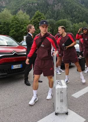 13.07.2025 - Fussball - 2. Fussball-Bundesliga - Saison 2025 2026 - 1. FC Nürnberg FCN Club - Trainingslager Sommer Sommertrainingslager Gais - Bruneck - Südtirol - Zink DaMa - xdaxmax - Oliver Villadsen (2, 1. FC Nürnberg FCN ) kommt am Mannschaftshotel Teamhotel an