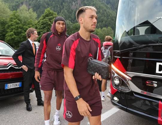 13.07.2025 - Fussball - 2. Fussball-Bundesliga - Saison 2025 2026 - 1. FC Nürnberg FCN Club - Trainingslager Sommer Sommertrainingslager Gais - Bruneck - Südtirol - Zink DaMa - xdaxmax - Noah Maboulou (37, 1. FC Nürnberg FCN ) Julian Justvan (10, 1. FC Nürnberg FCN ) kommt am Mannschaftshotel Teamhotel an