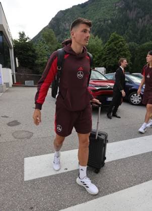 13.07.2025 - Fussball - 2. Fussball-Bundesliga - Saison 2025 2026 - 1. FC Nürnberg FCN Club - Trainingslager Sommer Sommertrainingslager Gais - Bruneck - Südtirol - Zink DaMa - xdaxmax - Semir Telalovic (9, 1. FC Nürnberg FCN ) kommt am Mannschaftshotel Teamhotel an