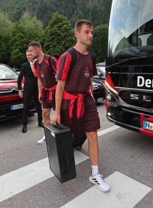 13.07.2025 - Fussball - 2. Fussball-Bundesliga - Saison 2025 2026 - 1. FC Nürnberg FCN Club - Trainingslager Sommer Sommertrainingslager Gais - Bruneck - Südtirol - Zink DaMa - xdaxmax - Robin Knoche (31, 1. FC Nürnberg FCN ) kommt am Mannschaftshotel Teamhotel an