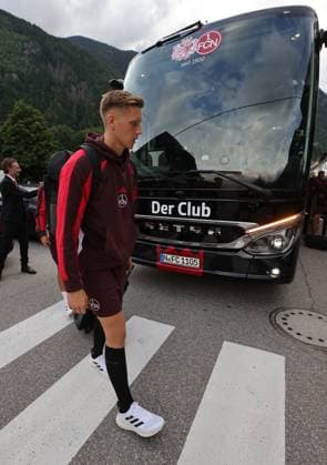 13.07.2025 - Fussball - 2. Fussball-Bundesliga - Saison 2025 2026 - 1. FC Nürnberg FCN Club - Trainingslager Sommer Sommertrainingslager Gais - Bruneck - Südtirol - Zink DaMa - xdaxmax - Jan Reichert (1, 1. FC Nürnberg FCN ) kommt am Mannschaftshotel Teamhotel an