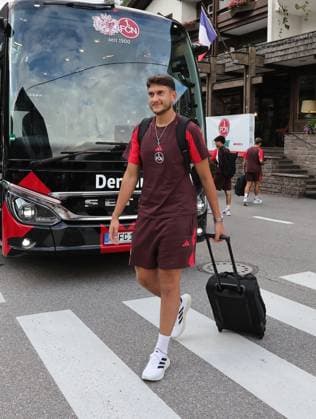 13.07.2025 - Fussball - 2. Fussball-Bundesliga - Saison 2025 2026 - 1. FC Nürnberg FCN Club - Trainingslager Sommer Sommertrainingslager Gais - Bruneck - Südtirol - Zink DaMa - xdaxmax - Robin Lisewski (13, 1. FC Nürnberg FCN ) kommt am Mannschaftshotel Teamhotel an