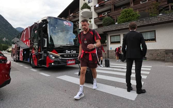 13.07.2025 - Fussball - 2. Fussball-Bundesliga - Saison 2025 2026 - 1. FC Nürnberg FCN Club - Trainingslager Sommer Sommertrainingslager Gais - Bruneck - Südtirol - Zink DaMa - xdaxmax - Christian Mathenia (26, 1. FC Nürnberg FCN ) kommt am Mannschaftshotel Teamhotel an