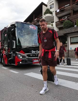 13.07.2025 - Fussball - 2. Fussball-Bundesliga - Saison 2025 2026 - 1. FC Nürnberg FCN Club - Trainingslager Sommer Sommertrainingslager Gais - Bruneck - Südtirol - Zink DaMa - xdaxmax - Christian Mathenia (26, 1. FC Nürnberg FCN ) kommt am Mannschaftshotel Teamhotel an