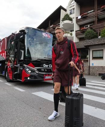 13.07.2025 - Fussball - 2. Fussball-Bundesliga - Saison 2025 2026 - 1. FC Nürnberg FCN Club - Trainingslager Sommer Sommertrainingslager Gais - Bruneck - Südtirol - Zink DaMa - xdaxmax - Jan Reichert (1, 1. FC Nürnberg FCN ) kommt am Mannschaftshotel Teamhotel an