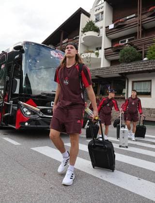13.07.2025 - Fussball - 2. Fussball-Bundesliga - Saison 2025 2026 - 1. FC Nürnberg FCN Club - Trainingslager Sommer Sommertrainingslager Gais - Bruneck - Südtirol - Zink DaMa - xdaxmax - Artem Stepanov (11, 1. FC Nürnberg FCN ) kommt am Mannschaftshotel Teamhotel an